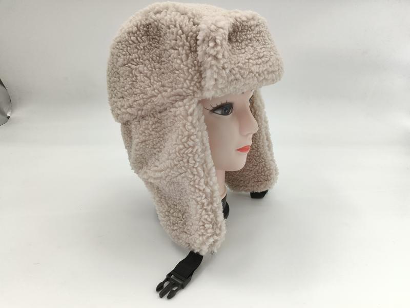 Chapka ushanka sherpa crème bouclé avec cache-oreilles et jugulaire à boucle noire