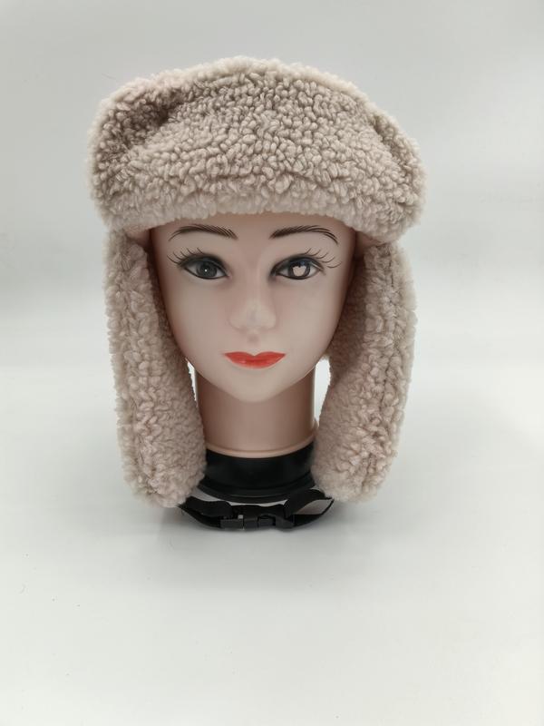 Chapka ushanka sherpa beige sur mannequin féminin