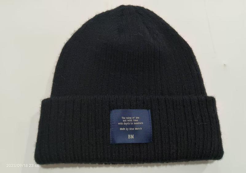 Bonnet noir en maille côtelée avec revers et patch tissé bleu