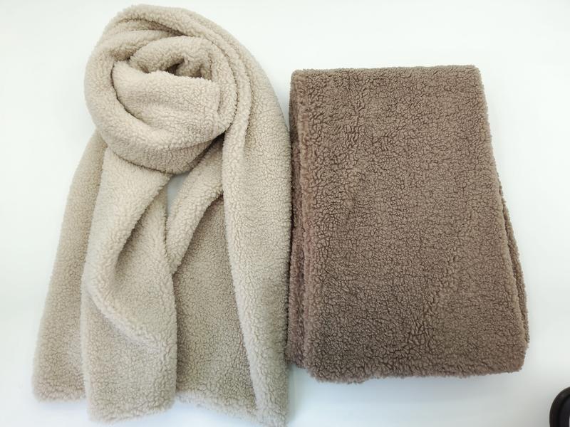 Deux écharpes sherpa beige et taupe