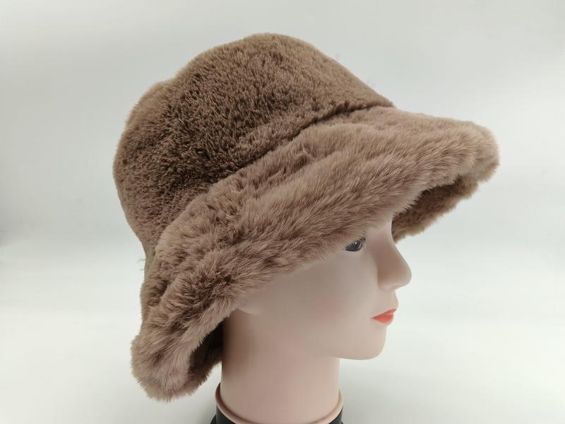 Bob fausse fourrure taupe marron sur mannequin