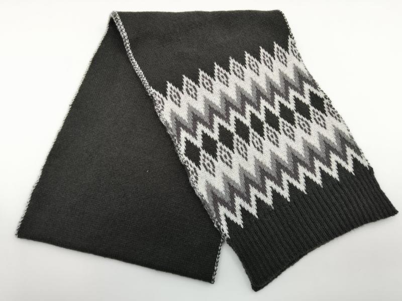 Écharpe tricot gris anthracite pliée