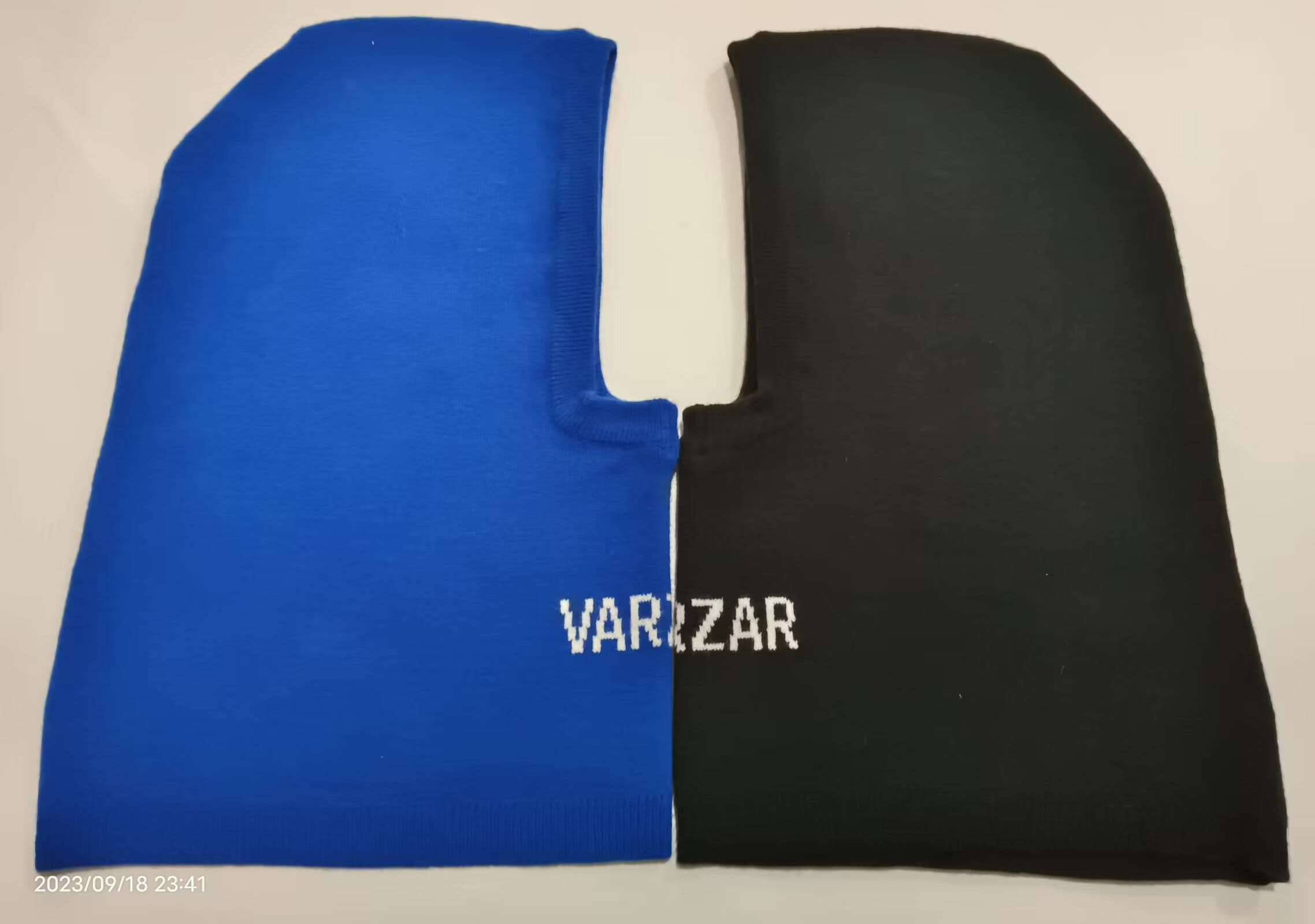 Cagoule bicolore bleu roi et noir en maille tricotée