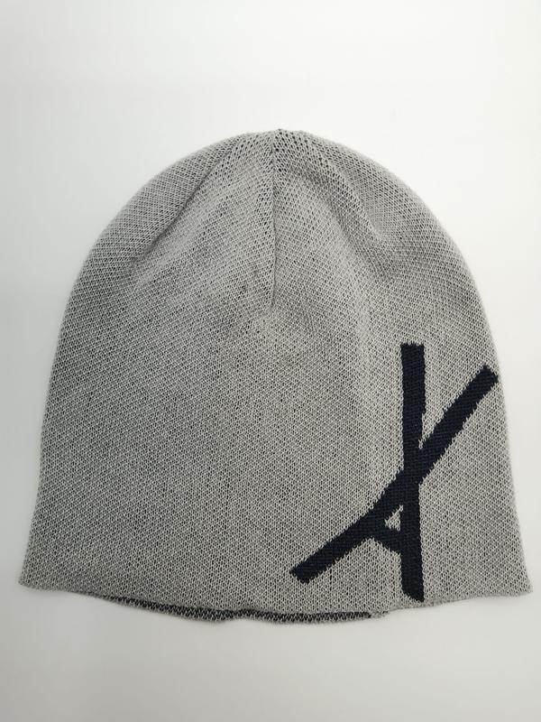 Bonnet gris chiné en maille fine avec grand motif lettre bleu marine