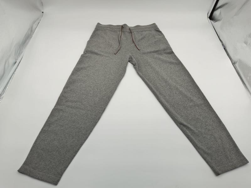 Pantalon de jogging slim tapered gris chiné posé à plat avec cordon marron et poches latérales visibles
