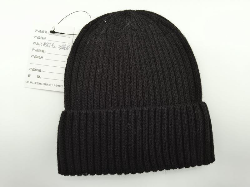 Bonnet noir en grosse maille côtelée avec revers replié et étiquette produit visible