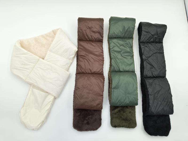 Quatre écharpes matelassées doublées fausse fourrure posées à plat en coloris crème marron kaki et noir