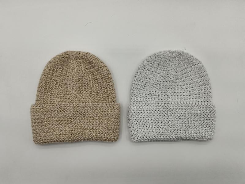 Deux bonnets grosse maille avec revers