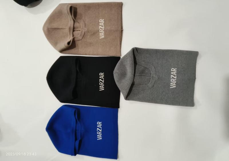 Quatre cagoules bonnets tricotées en beige