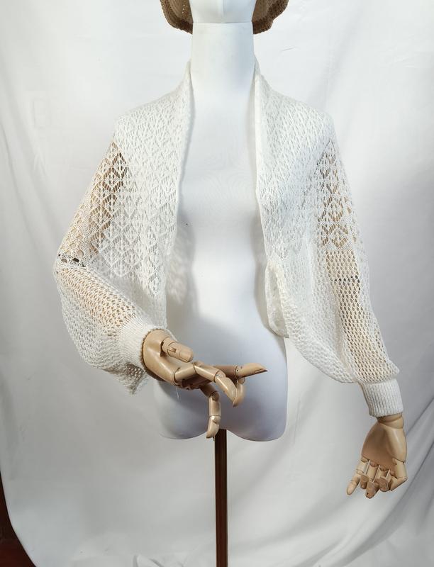 Boléro shrug court en maille dentelle blanche avec manches ballons et poignets côtelés sur mannequin