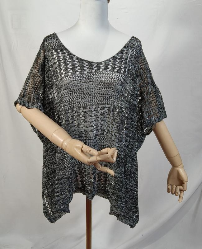 Poncho top crochet ajouré gris anthracite col V manches courtes sur mannequin