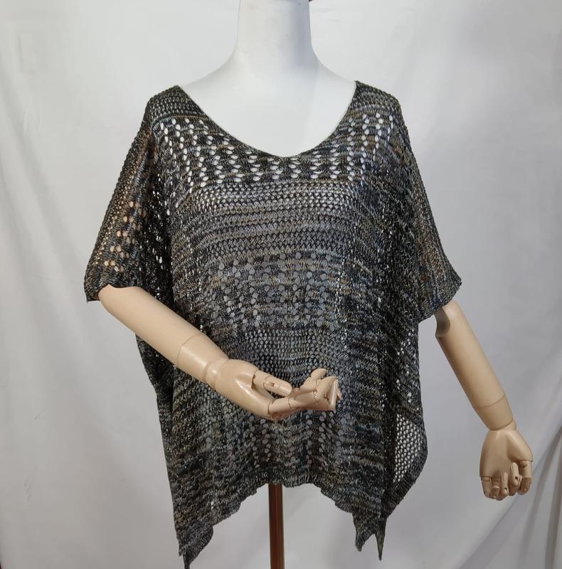 Poncho top crochet ajouré multicolore tons sombres manches courtes et ourlet asymétrique sur mannequin