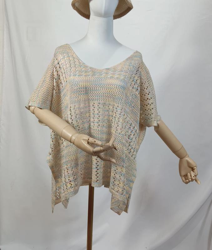 Poncho top crochet ajouré beige multicolore manches courtes sur mannequin aux mains en bois articulées
