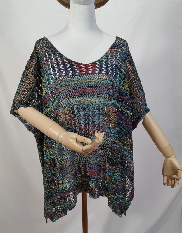 Poncho top crochet multicolore manches courtes aux tons turquoise rouge et doré sur mannequin