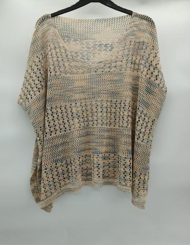 Top crochet ajouré manches chauve-souris en rayures beige et turquoise avec grandes mailles