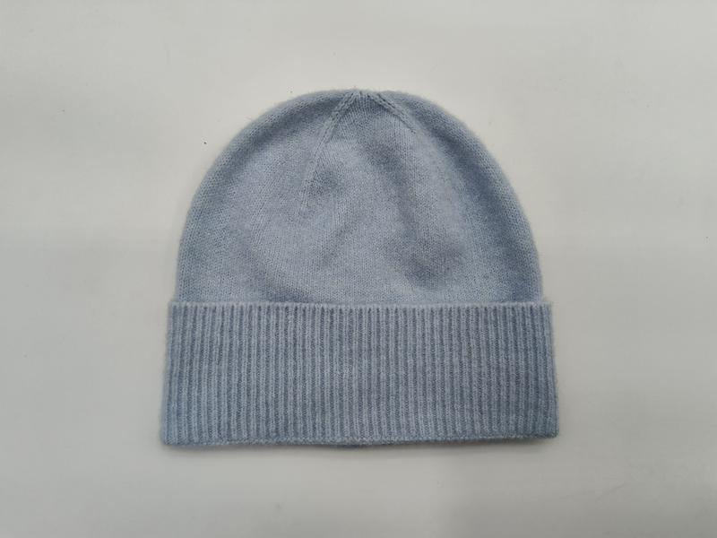 Bonnet tricot bleu clair revers côtelé large posé à plat