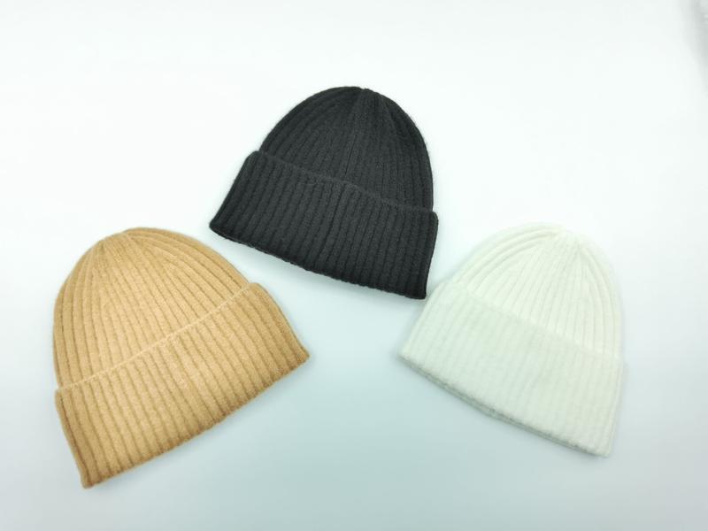 Trois bonnets côtelés à revers posés sur fond blanc : coloris noir