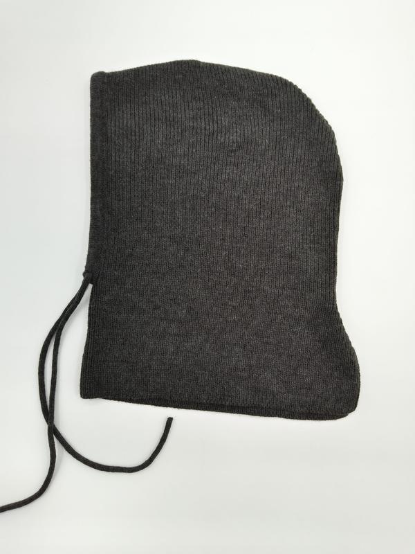 Cagoule tricot gris foncé côtelée posée à plat