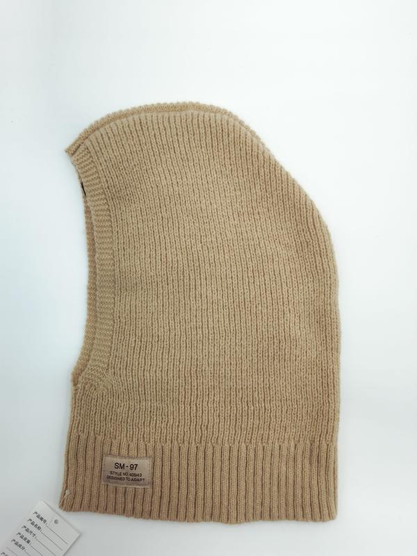 Cagoule tricot beige posée à plat avec étiquette SM-97
