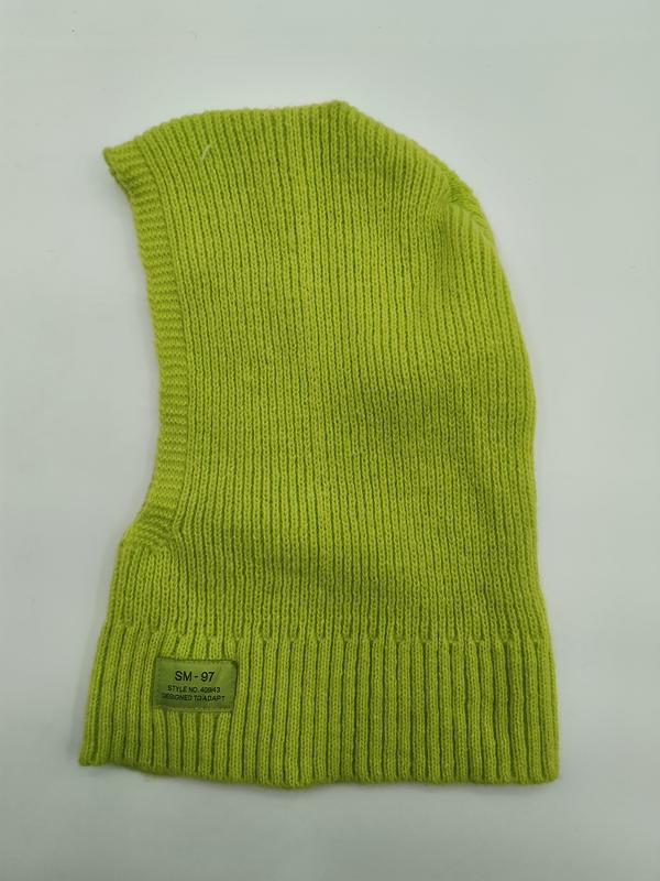 Cagoule tricot vert lime côtelée couvre-visage posée à plat fond blanc