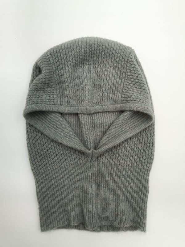 Cagoule grise en maille côtelée étalée à plat