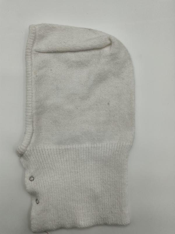 Cagoule blanche en tricot avec bordure côtelée et boutons-pression métalliques