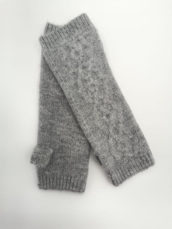 Paire de mitaines grises en tricot torsadé avec poignets côtelés et ouverture pouce