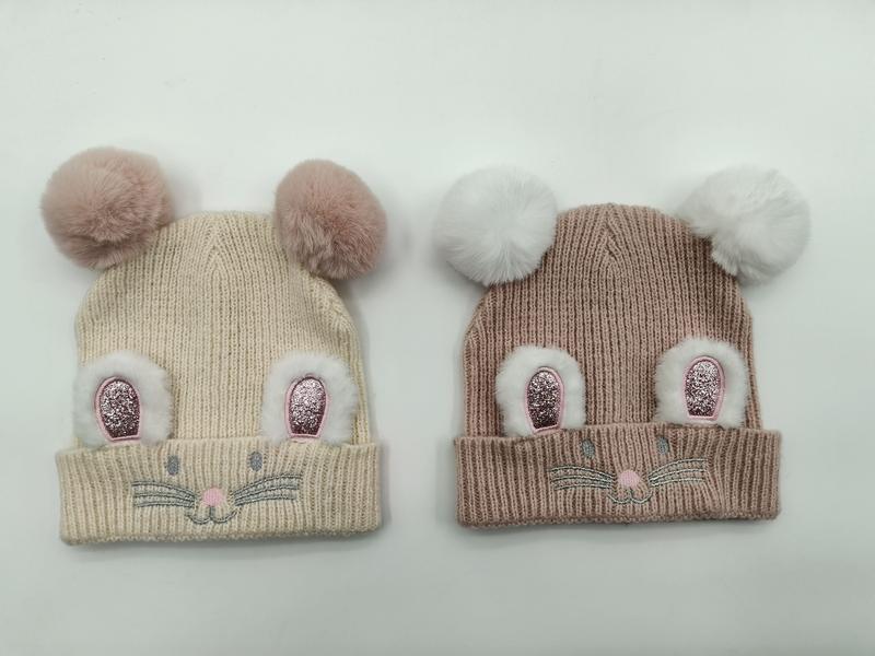 Deux bonnets enfants côtelés crème et taupe avec doubles pom-poms oreilles de souris en fourrure et visage brodé