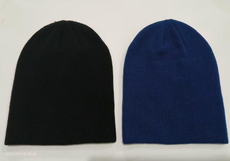 Deux bonnets tricotés slouchy en noir et bleu roi à plat
