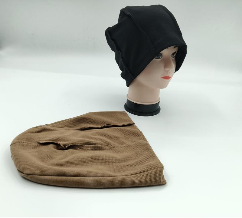 Bonnet slouchy noir en tricot gaufré sur tête de mannequin et bonnet marron à plat