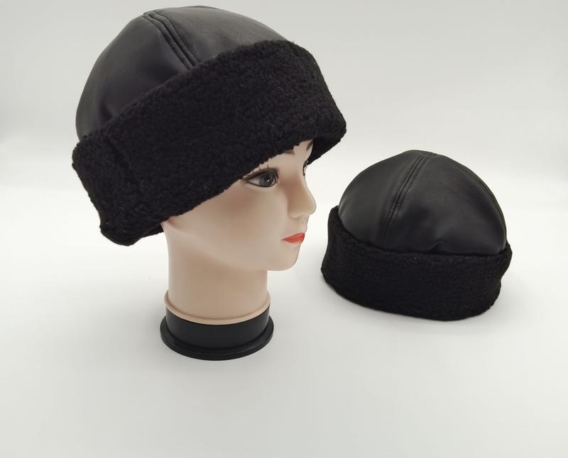Bonnet hiver noir dessus simili cuir et revers sherpa épais sur mannequin et fond blanc
