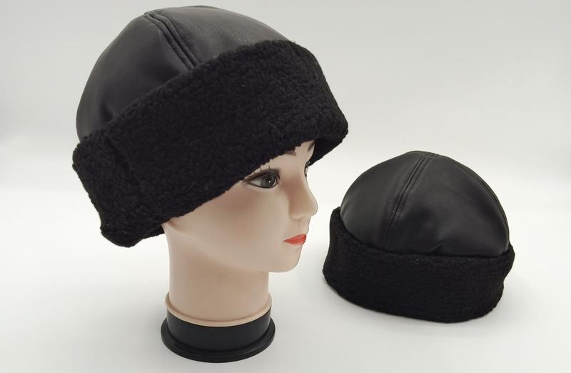 Bonnet noir simili cuir avec bande sherpa sur mannequin et seul