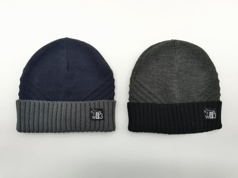 Deux bonnets tricot côte: marine revers gris et charbon revers noir avec patch New York 93