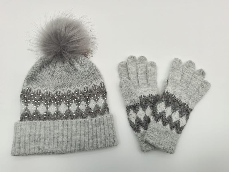 Ensemble bonnet gris jacquard Fair Isle pom-pom fourrure et gants assortis avec perles et losanges argentés
