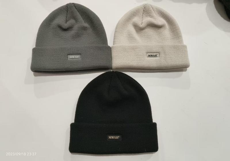 Trois bonnets côtelés à revers en gris anthracite