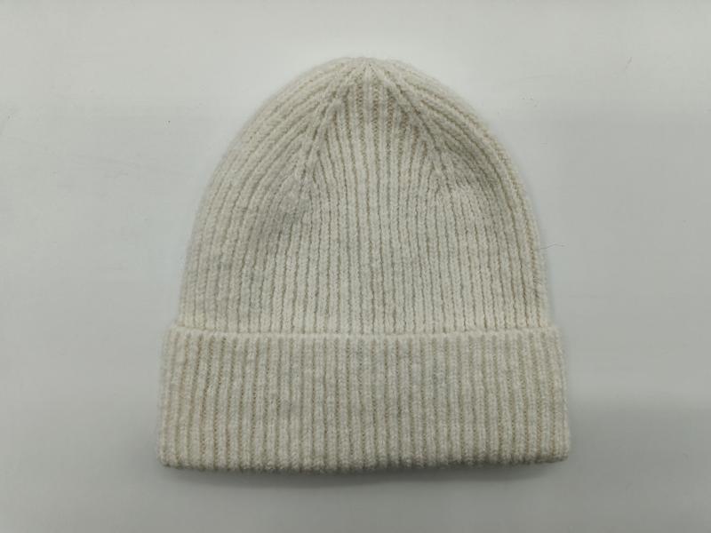Bonnet en maille côtelée crème blanc cassé avec revers plié