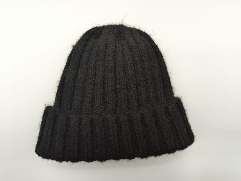 Bonnet en grosse maille côtelée noire avec revers plié