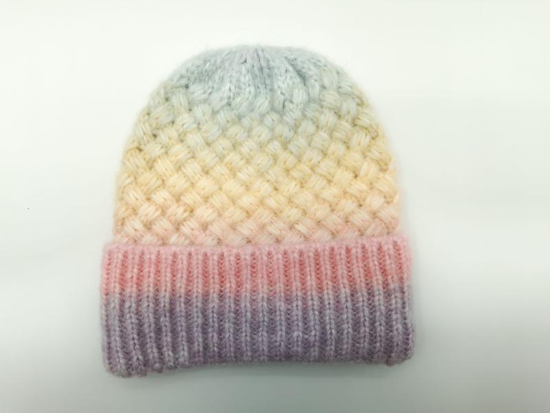 Bonnet tricoté main en dégradé pastel lavande rose jaune bleu ciel