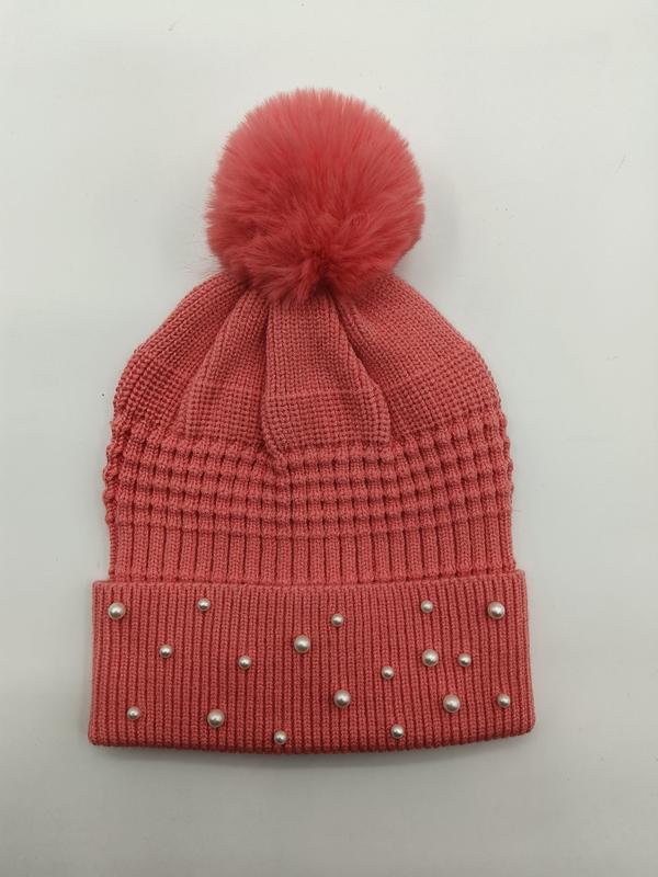 Bonnet côtelé rose corail avec pompon en fausse fourrure au sommet et perles nacrées incrustées sur le revers