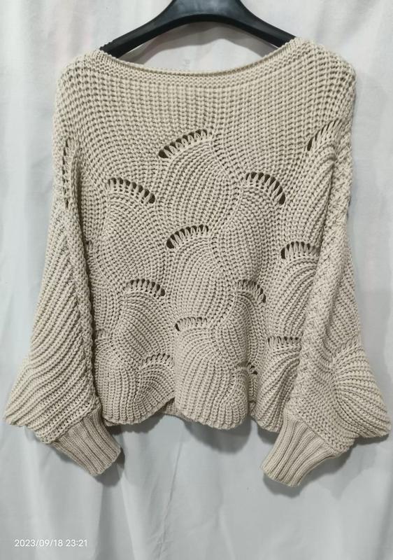 Pull oversize beige en crochet avec motif éventail ajouré et manches larges cloches sur cintre