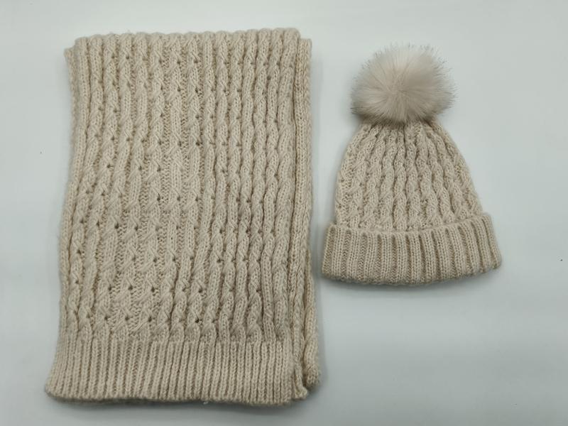 Ensemble assorti bonnet torsadé crème avec pompon fausse fourrure et écharpe côtelée crème