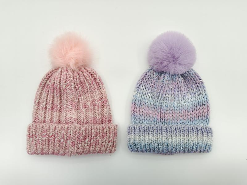 Deux bonnets en grosse maille côtelée côte à côte : rose chiné et lavande tie-dye
