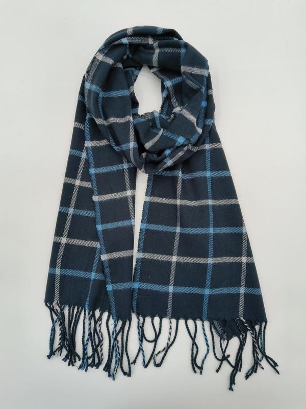 Écharpe tartan bleu marine pliée avec carreaux bleu ciel et blanc et franges torsadées