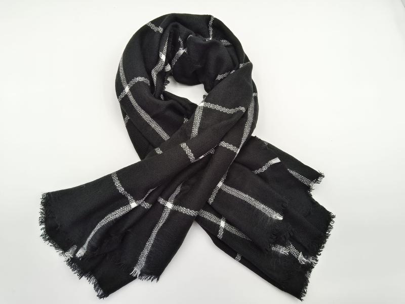 Écharpe noire à motif carreaux blanc et gris
