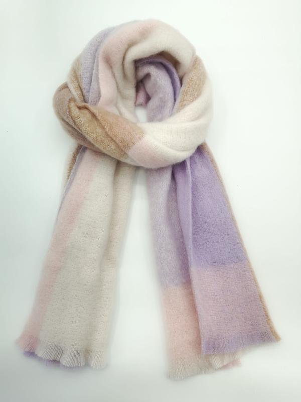 Écharpe mohair douce enroulée en coloris pastel lavande