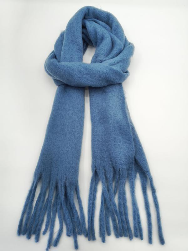 Écharpe hivernale bleu acier en laine brossée nouée en vrac avec longues franges