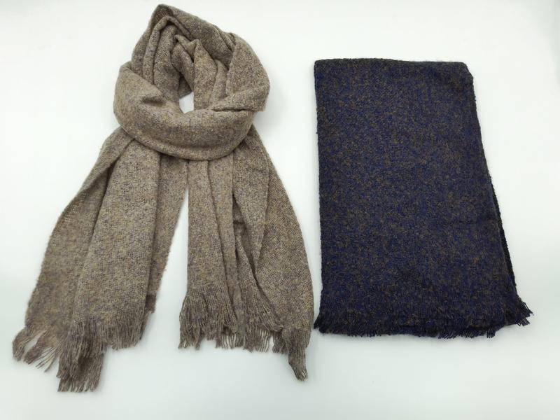 Deux écharpes à franges côte à côte : taupe chiné drapée et tweed bleu marine pliée sur fond blanc