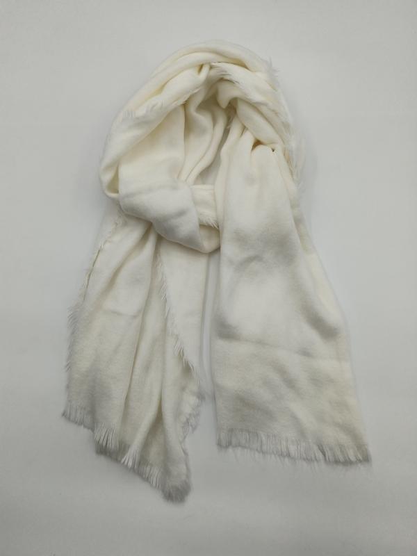 Foulard enveloppant ivoire crème léger avec franges