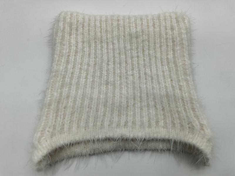 Gros plan échantillon tricot côtelé crème et beige avec halo mohair duveteux