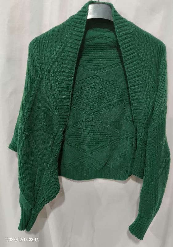 Cardigan shrug vert ouvert en grosse maille torsadée losange avec manches longues et poignets côtelés sur cintre